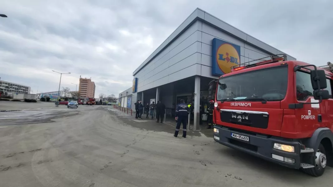 Incendiu într-un magazin Lidl. 50 de persoane, evacuate