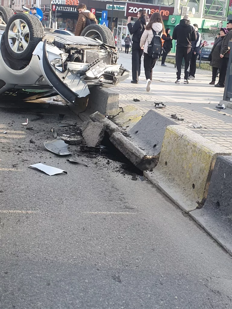 Râmnicu Vâlcea: Coliziune între trei autoturisme soldată cu doi răniți