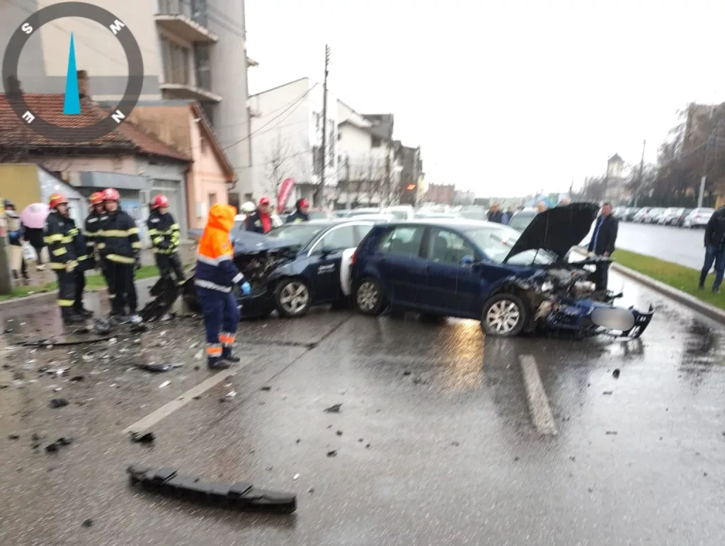 Mehedinți: Trei răniți după coliziunea dintre două mașini