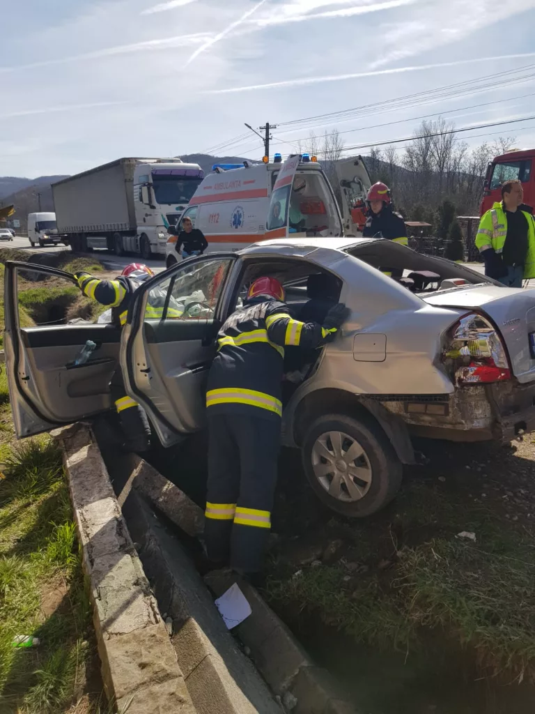 Vâlcea: Doi răniţi după ce o maşină s-a răsturnat pe DN 7