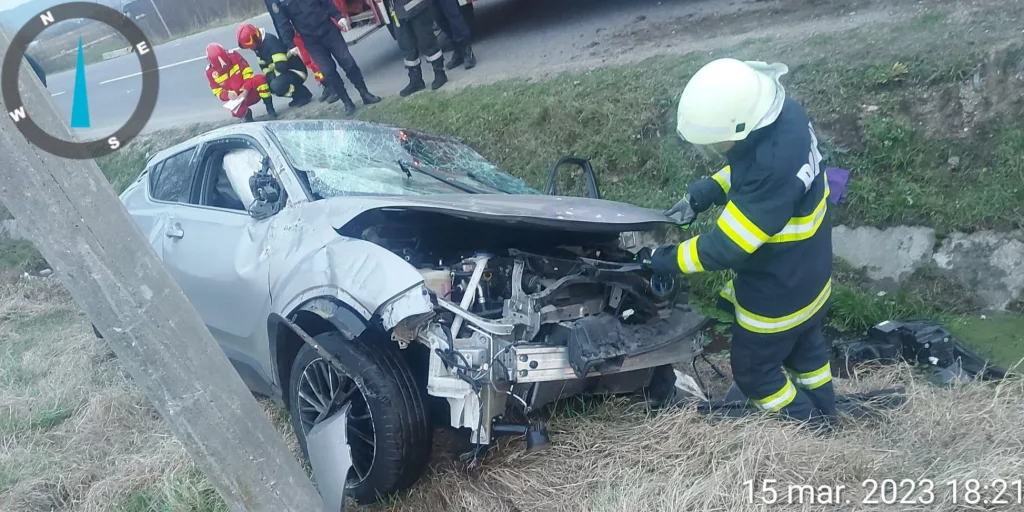 Mehedinţi: Bărbat de 70 de ani, la spital după ce a intrat cu maşina într-un şanţ