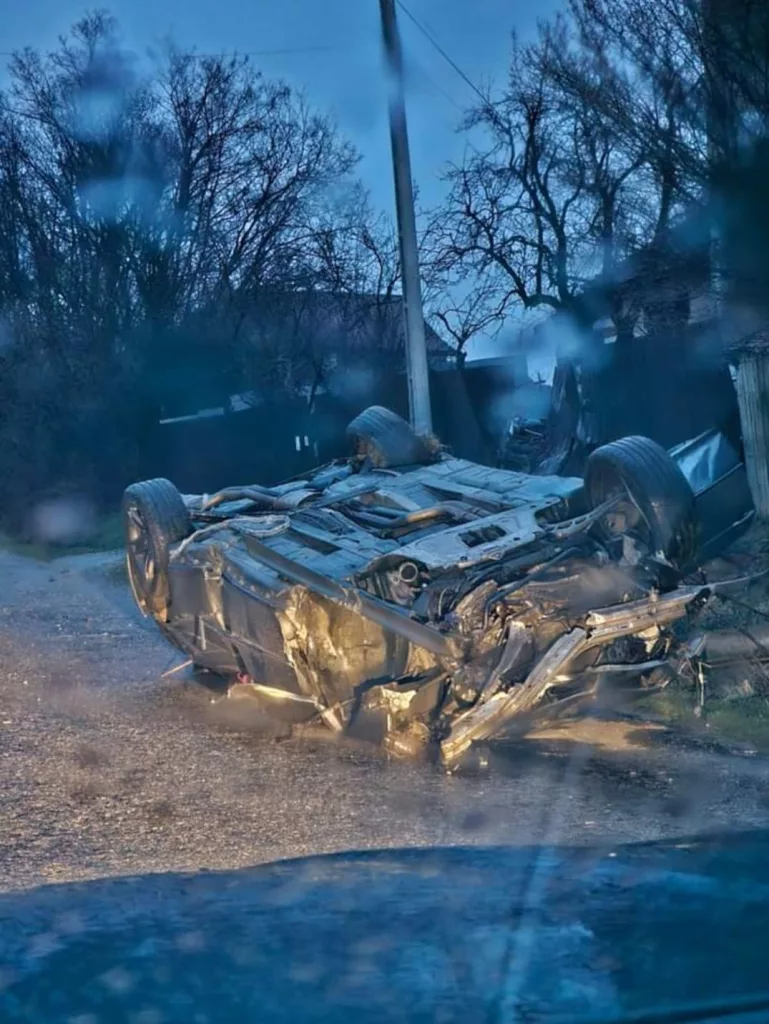 Tineri răniți după ce o mașină a intrat într-un stâlp de beton