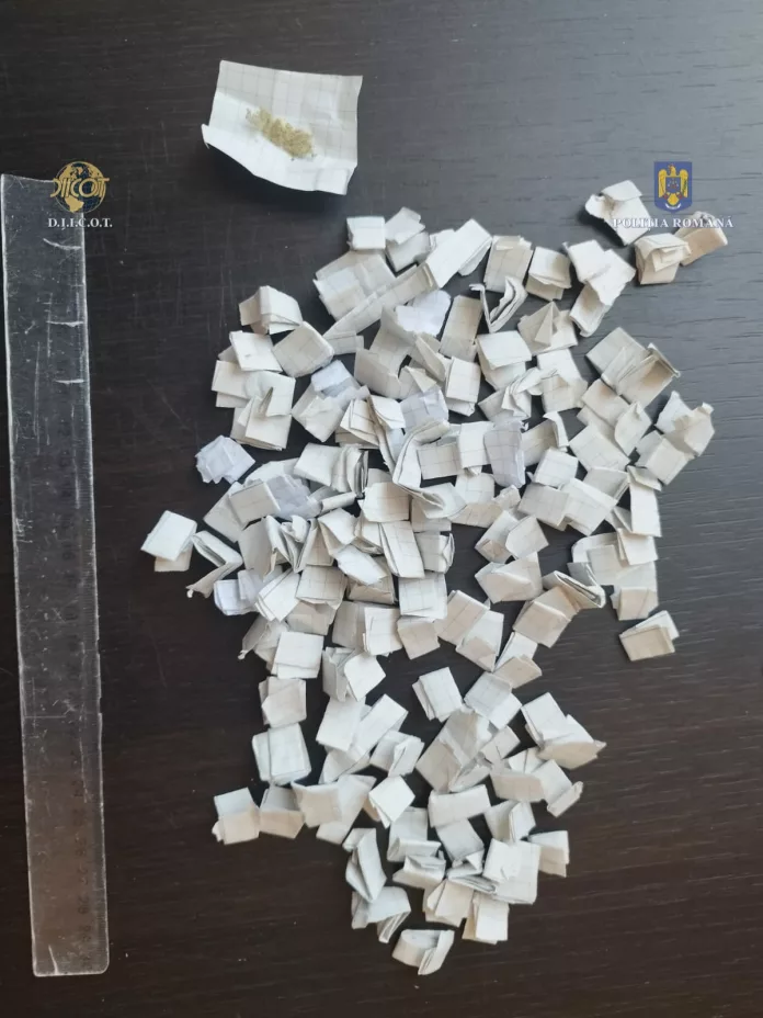 Craiovean prins în flagrant în timp ce vindea droguri. Patru bărbaţi, arestaţi preventiv