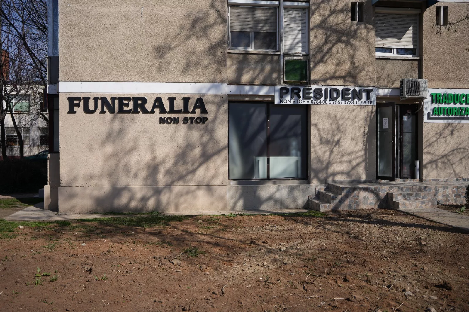 Magazinele de pompe funebre de pe Calea București nu își mai expun produsele la vedere