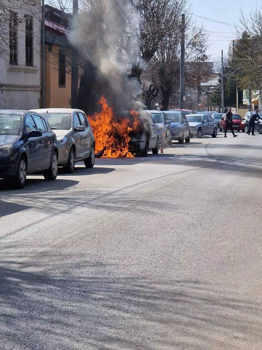 O maşină parcată pe o stradă din Craiova a luat foc