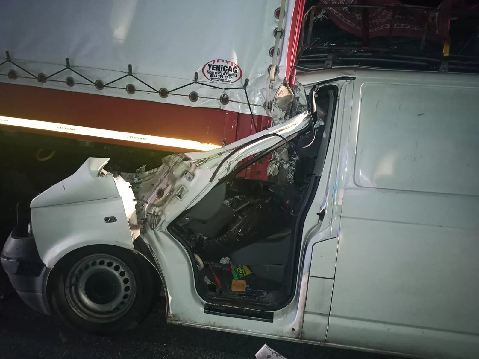 Dolj: Două persoane și-au pierdut viața după ce o autoutilitară a intrat într-un camion parcat