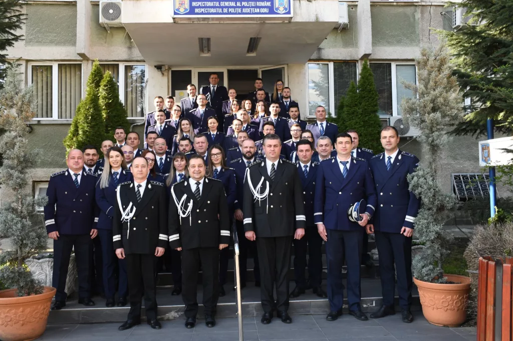 Peste 100 de polițiști gorjeni, avansaţi în grad de Ziua Poliţiei Române