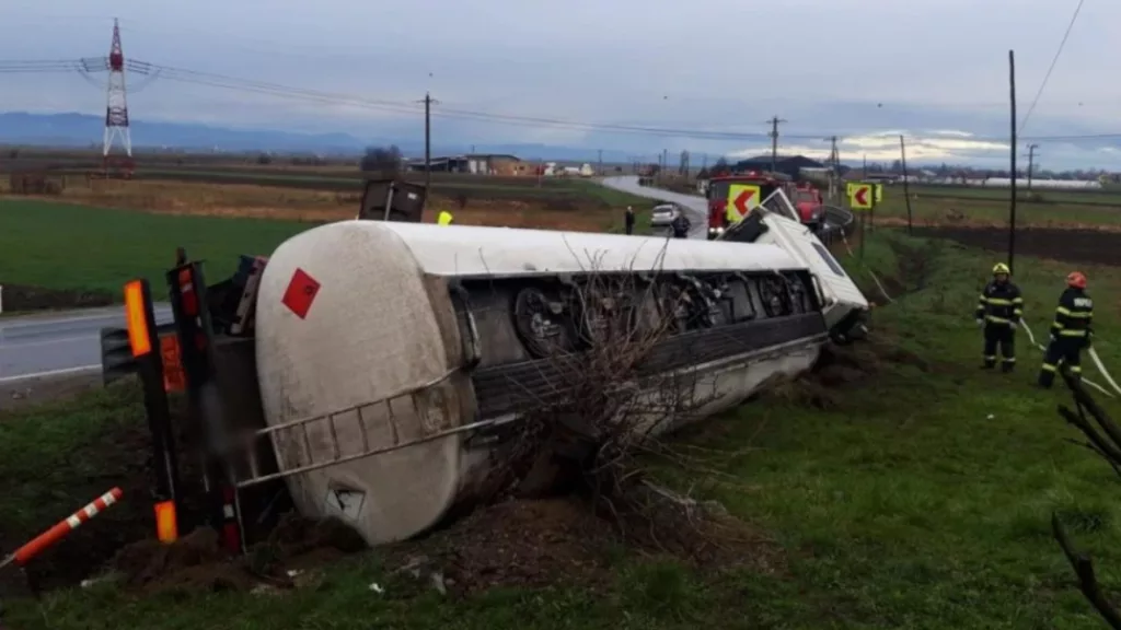 O autocisternă încărcată cu motorină şi una cu apă, răsturnate pe E85