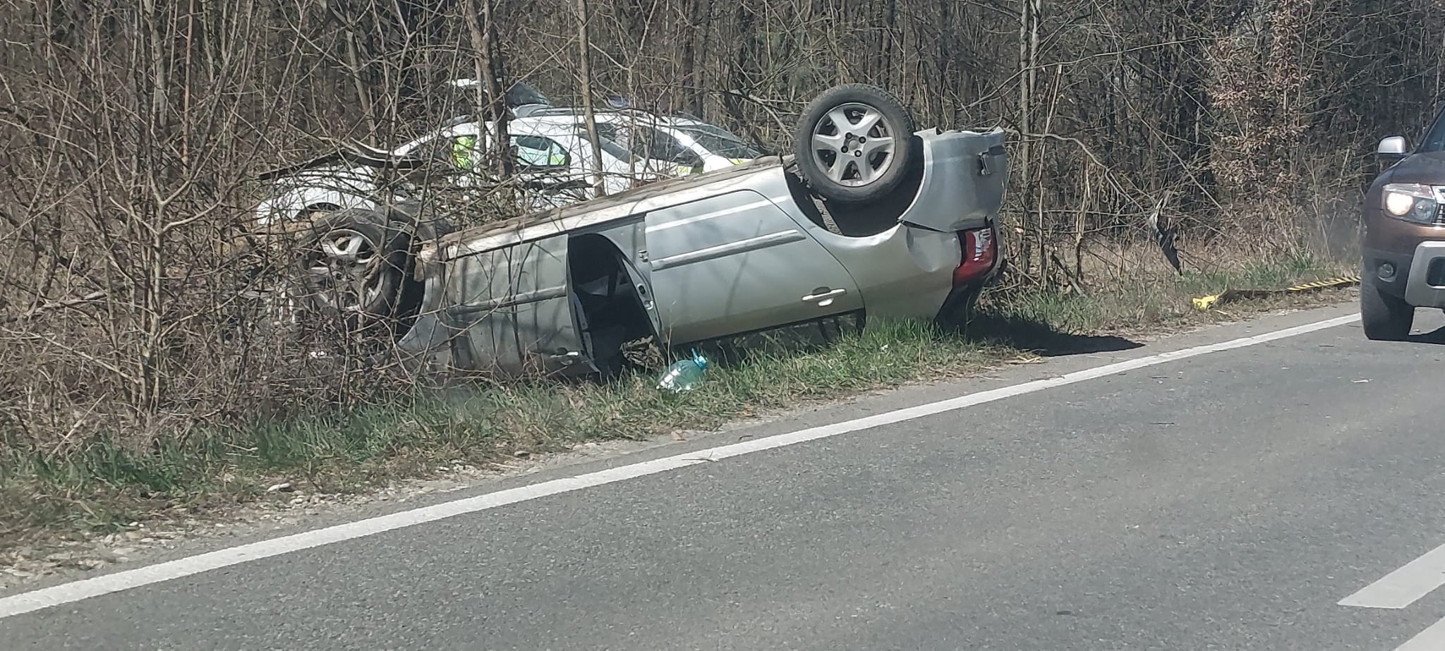 Târgu Jiu: Șofer rănit după ce s-a răsturnat cu mașina în afara unui drum