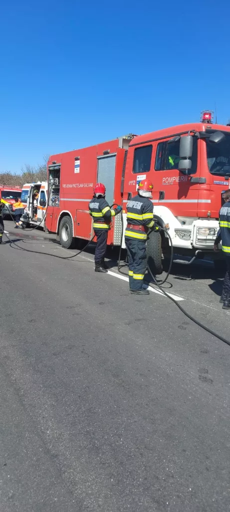 Dolj: Doi răniţi, după ce un TIR și o autoutilitară s-au ciocnit pe DN 6