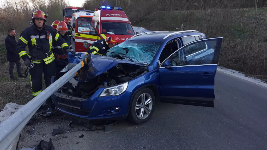 Un vâlcean a intrat cu mașina într-un parapet