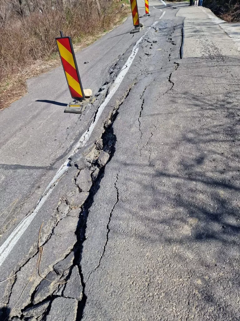 Drum afectat de alunecări de teren la Cârligei