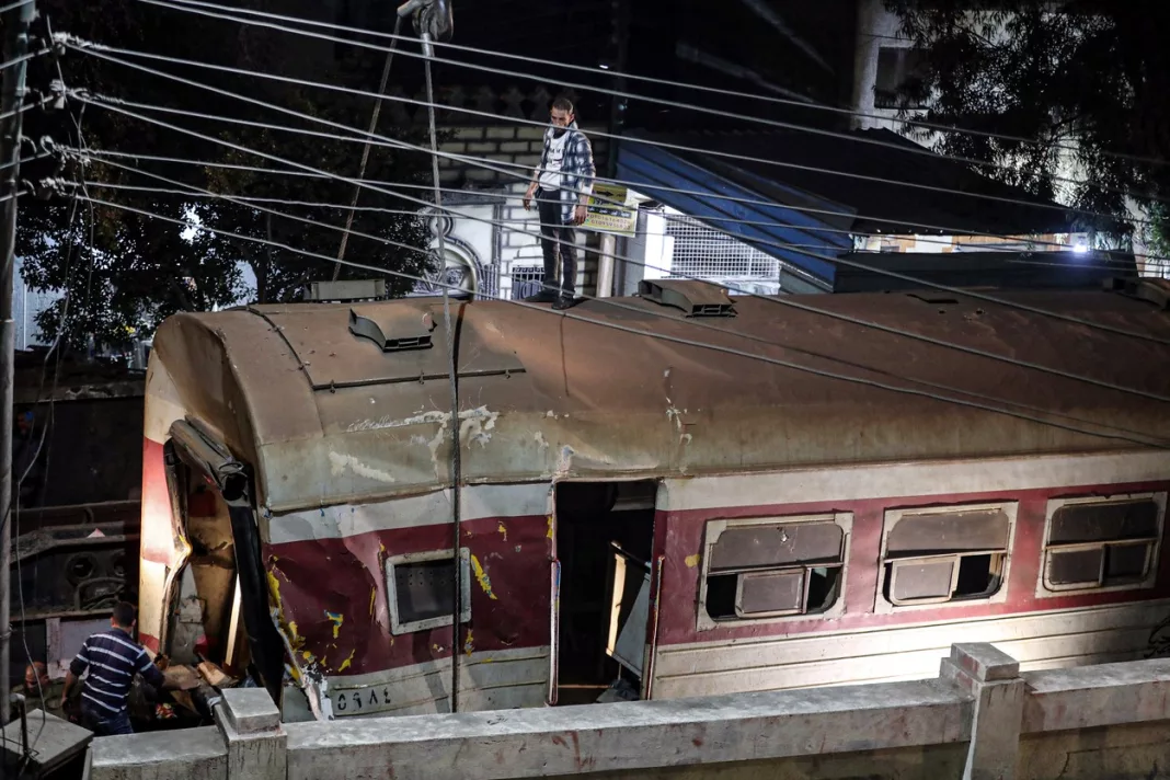 Doi morţi şi 16 răniţi, după ce un tren a deraiat în Egipt