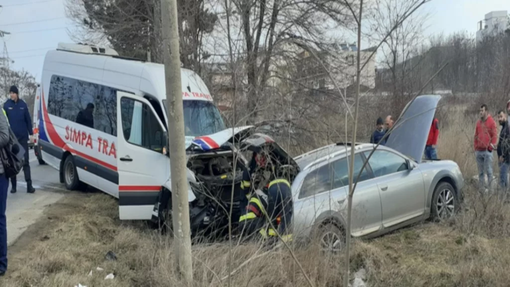 Patru răniți într-un accident între un microbuz şi un autoturism