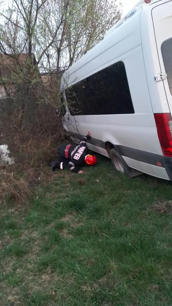 Vâlcea: Microbuz cu 23 de persoane, răsturnat la Călimănești