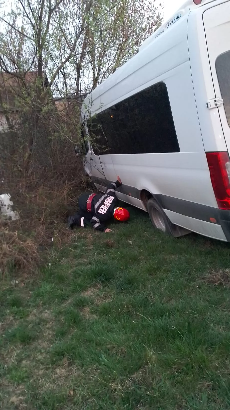Vâlcea: Microbuz cu 23 de persoane, răsturnat la Călimănești