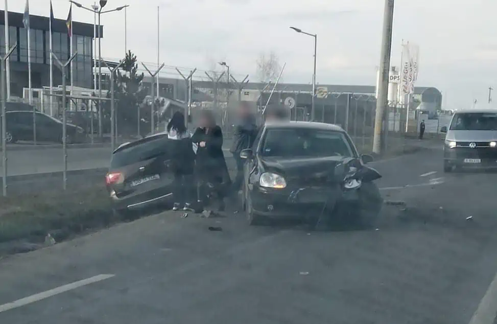O femeie şi doi copii mici, răniţi după o ciocnire între două mașini