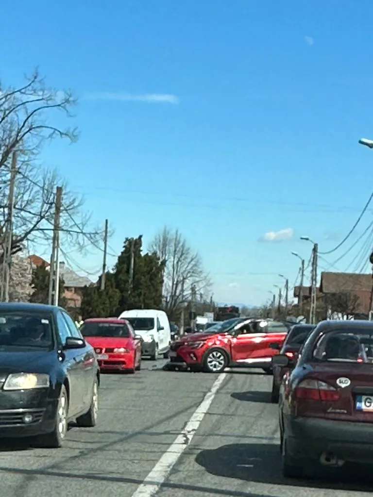 Trei autovehicule, implicate într-un accident rutier la Târgu Jiu