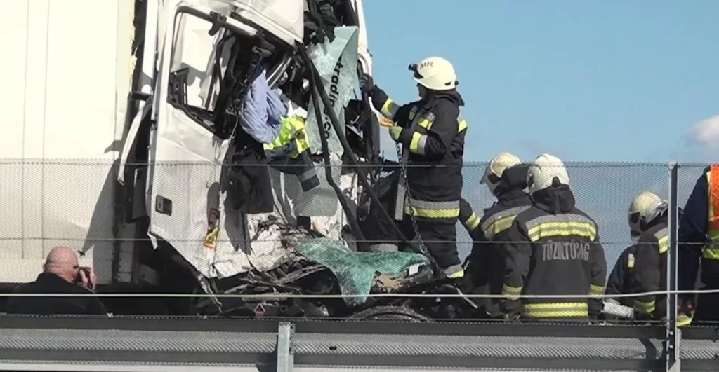 Șofer decapitat de volanul TIR-ului după ce s-a ciocnit cu un alt TIR românesc, în Ungaria