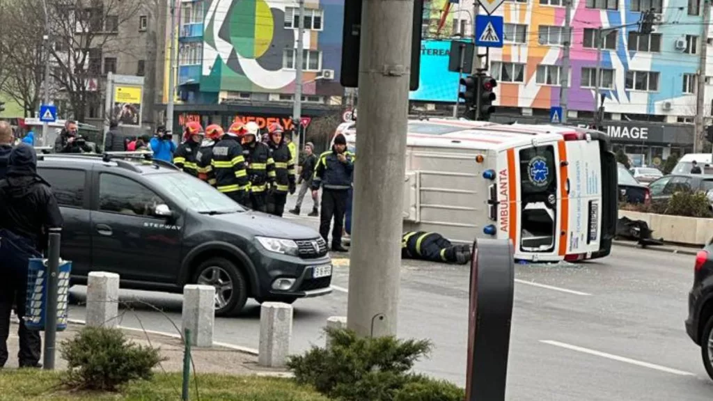 Ambulanţă răsturnată în urma unui accident. Două persoane, transportate la spital