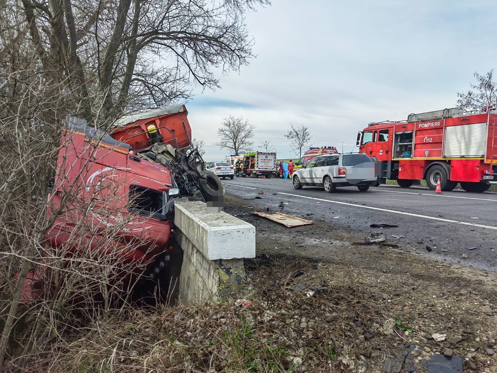 Un mort şi doi răniţi după ce un autoturism s-a ciocnit cu un TIR pe DN 28