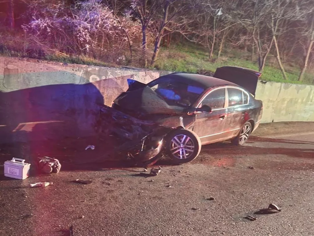 Olt: Un tânăr a intrat cu maşina în zidul de sprijin de pe DN 65
