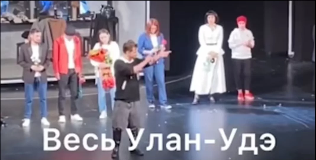 Actorul rus Artur Șuvalov și-a tăiat încheieturile pe scena teatrului din Ulan-Ude, Siberia, în fața unui public îngrozit