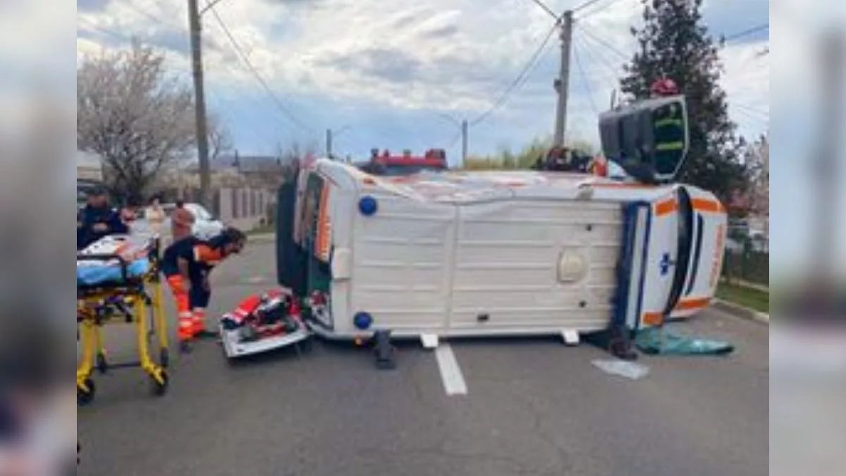 O ambulanță care transporta un copil s-a răsturnat. Trei persoane, rănite