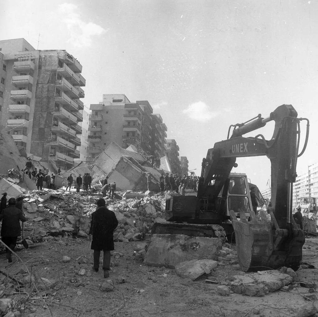 Cele mai grave urmări s-au înregistrat în partea de sud a ţării, în special în Capitală, unde au fost distruse 33 de clădiri şi blocuri de înălţime mare sau medie
