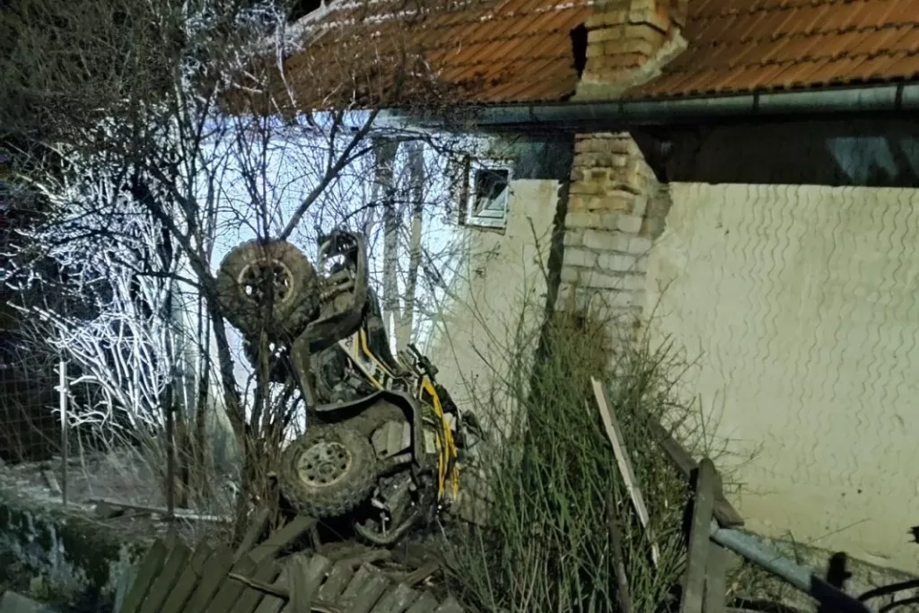 Un tânăr a murit şi altul este în comă după ce s-au răsturnat cu ATV-ul