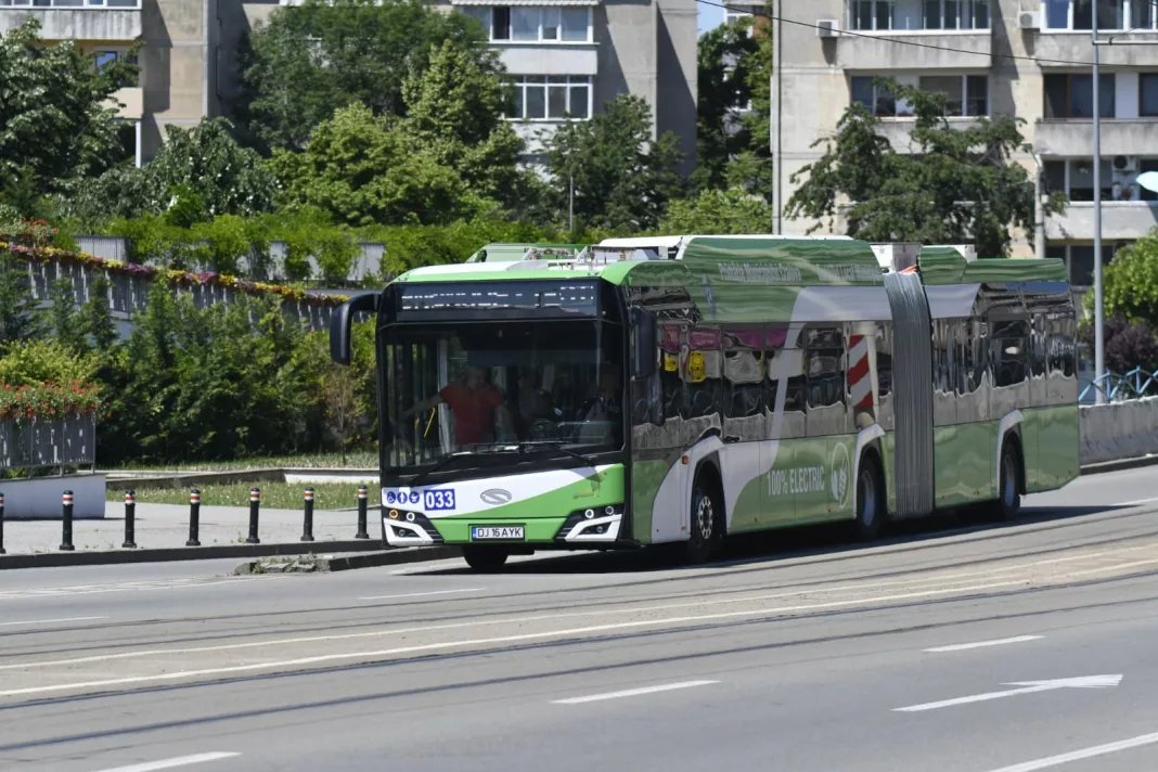 Autobuzele şi tramvaiele noi vin la RAT Craiova la pachet cu angajări şi bilete mai scumpe