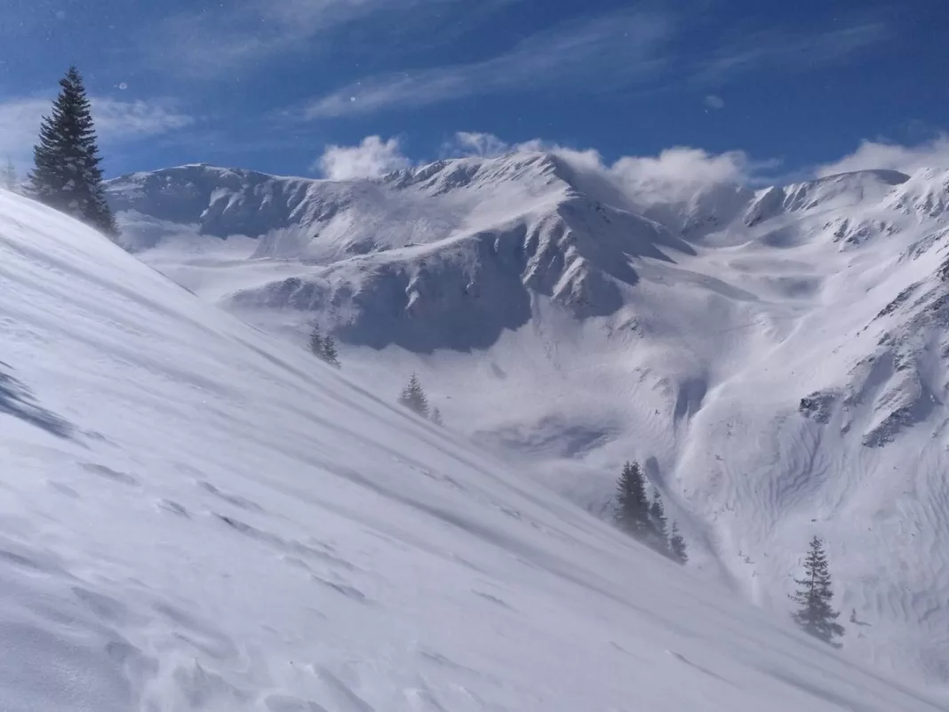 Risc mediu de avalanşă în toate masivele montane, la peste 1.800 de metri