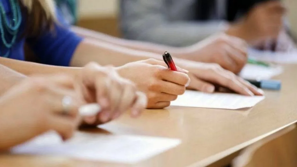 Peste 20% dintre liceenii din Dolj așteptați la simularea Bacalaureatului învață la seral sau la FR