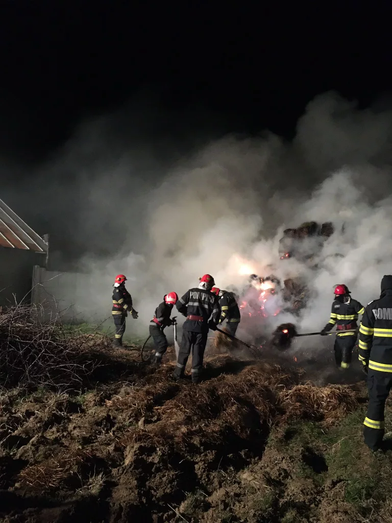Un bărbat a incendiat 3.000 de baloţi de paie aparţinând fiului său