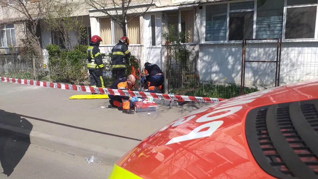 O femeie s-a aruncat de la etajul patru, sub ochii pompierilor și medicilor