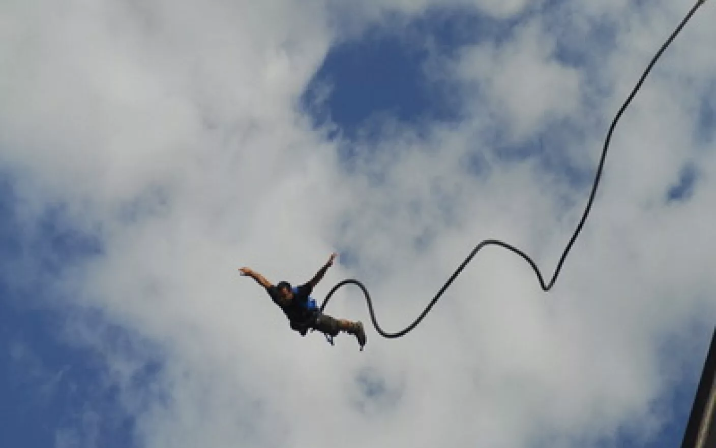 Un bărbat a supravieţuit miraculos după ce i s-a rupt frânghia de bungee jumping