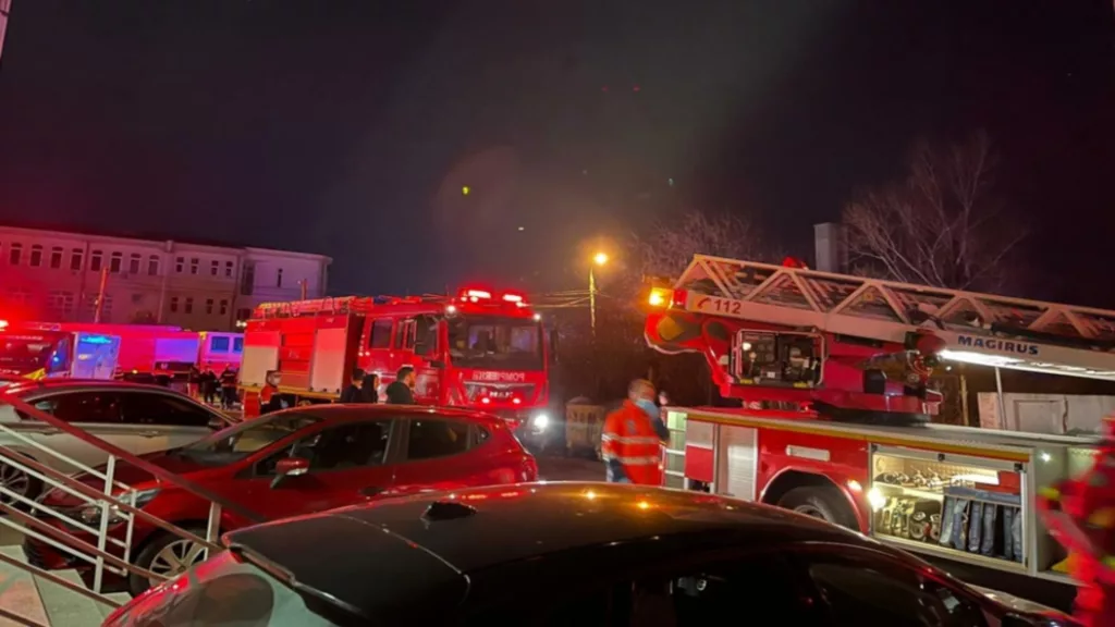 Constanța: Locatarii evacuați dintr-un bloc în urma unui incendiu
