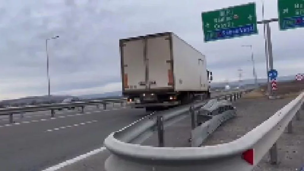 A mers în marșarier pe autostradă și a rămas pieton