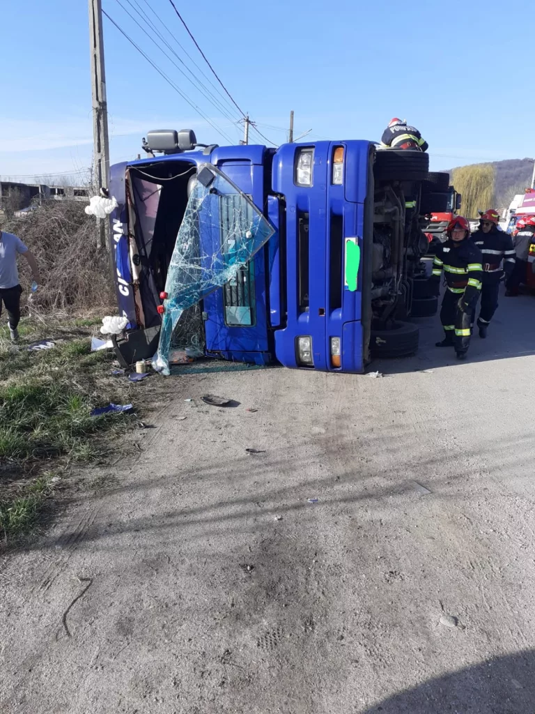 Olt: TIR răsturnat în urma unui accident, la Bârseşti