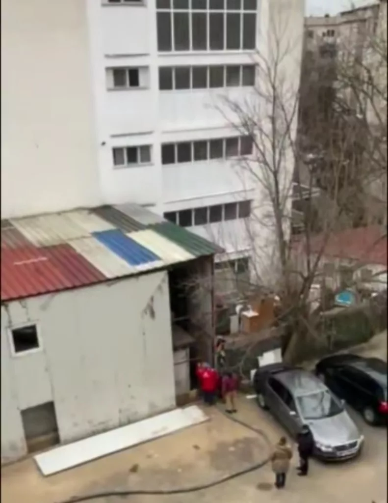 Un craiovean s-a apucat să construiască un imobil într-o hală