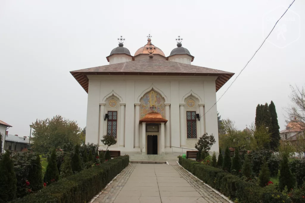 Un tânăr cerșea la mănăstire ca să aibă bani de pariuri