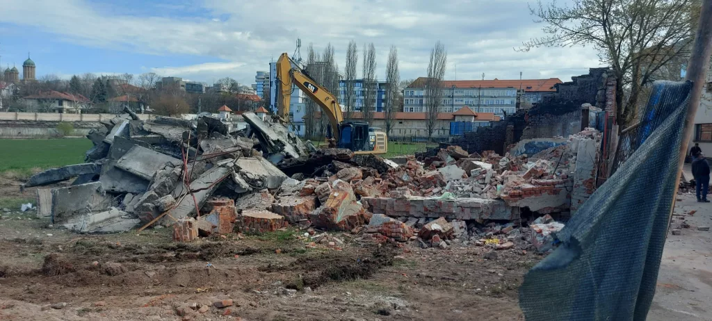(VIDEO) A început demolarea stadionului „Tineretului“!