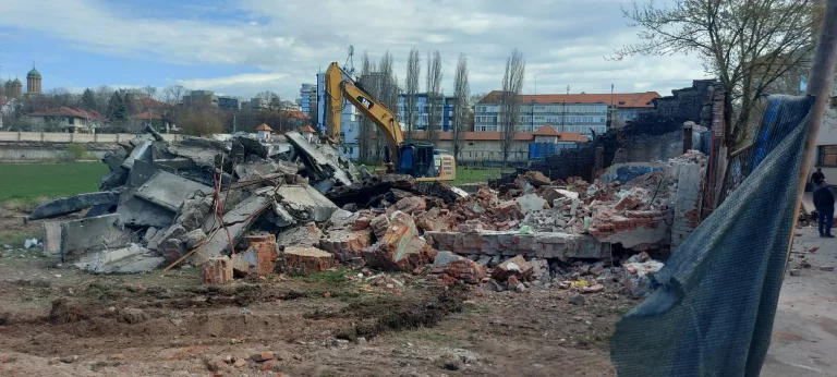 A început demolarea stadionului „Tineretului“ din Craiova, arena de legendă a fotbalului din Oltenia