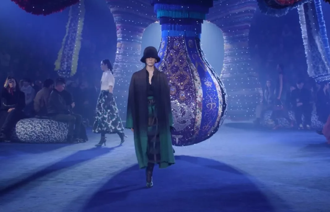 Dior reinterpretează stiluri din anii 1950 la Săptămâna Modei de la Paris