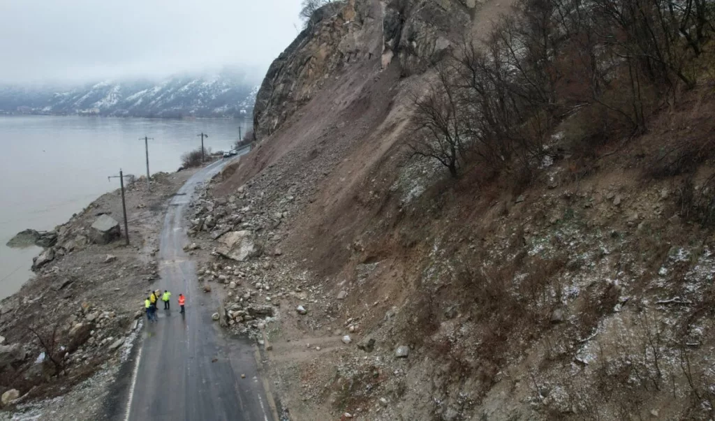 Atenție șoferi! Se fac lucrări pe drumuri din Vâlcea și Gorj