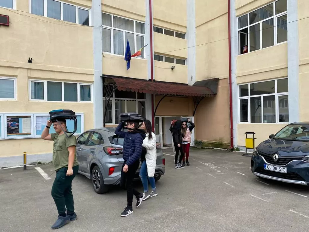 Cutremure: Elevii din Târgu Jiu, mai mult cu plimbările cu ghiozdanul în cap decât cu asistență din partea psihologilor
