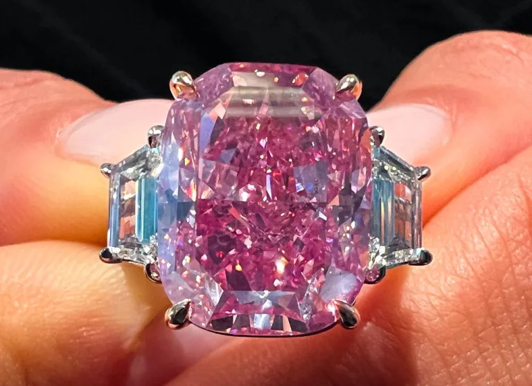 Cel mai frumos diamant roz va fi scos la licitaţie