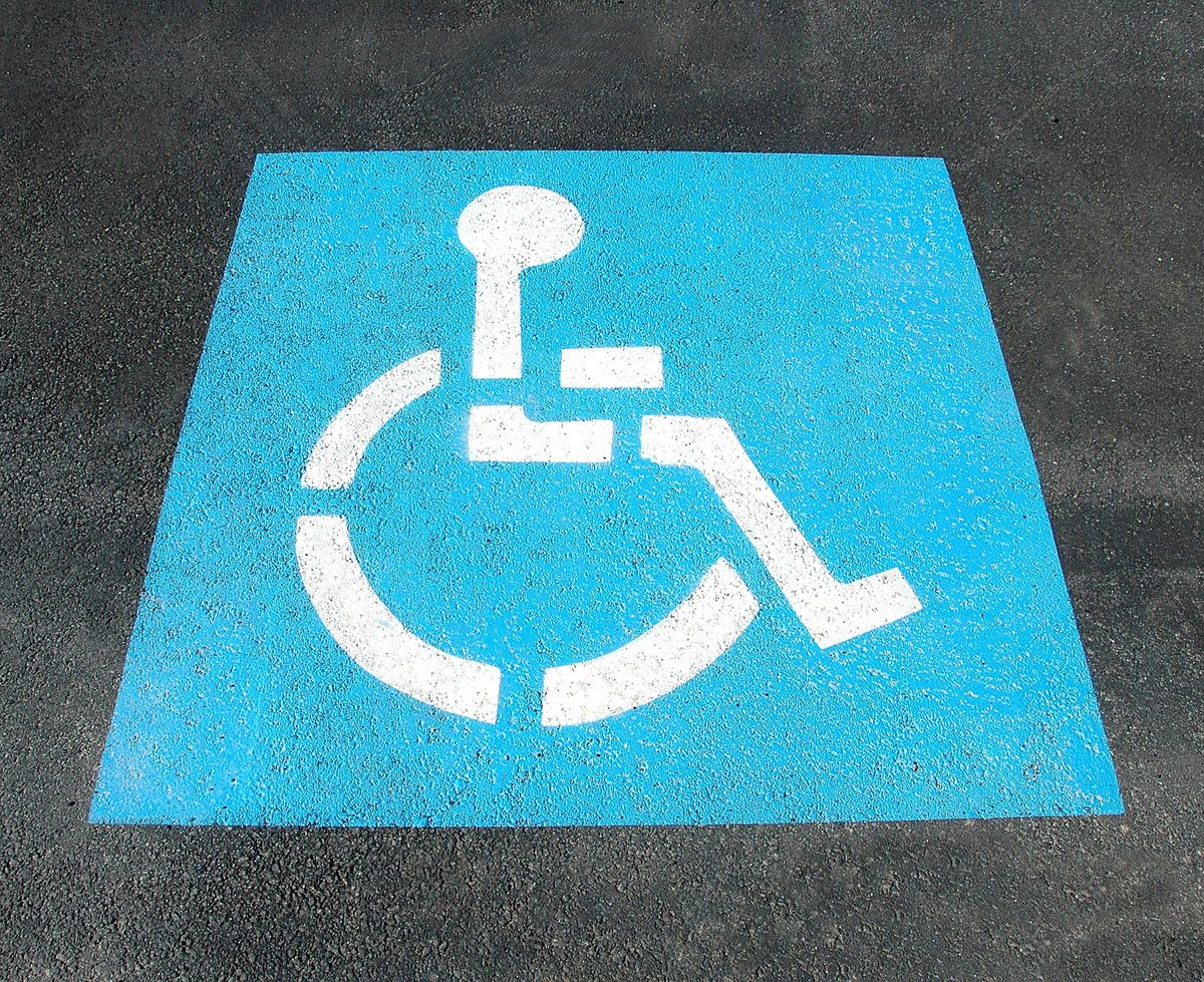 Șef din Poliție, acuzat că folosește ilegal un tichet de parcare pentru persoane cu handicap