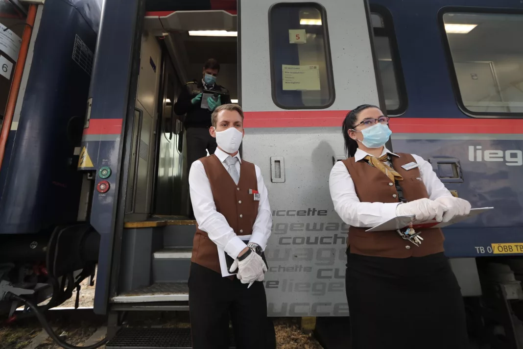 Cei care poartă măști în transportul public din Viena, pasibili de amenzi