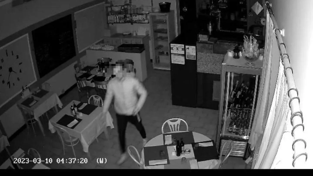 Un hoţ a jefuit un restaurant de nouă ori în şase luni